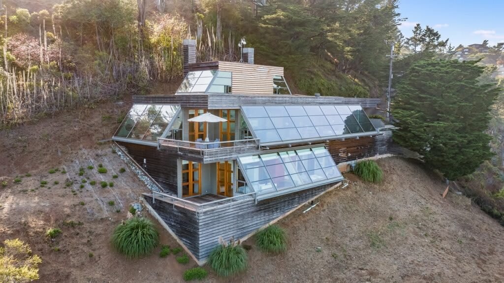 Hillside House Overlooking San Francisco Looks Like the Perfect Villain Lair