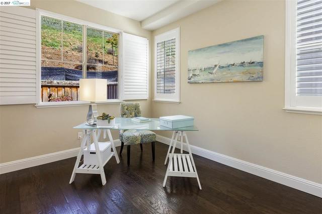 6496 Bayview Dr, Oakland, CA 94605