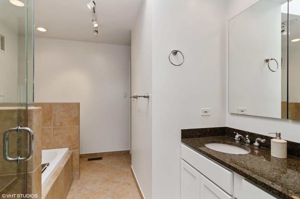 1646 N Mohawk St, #B