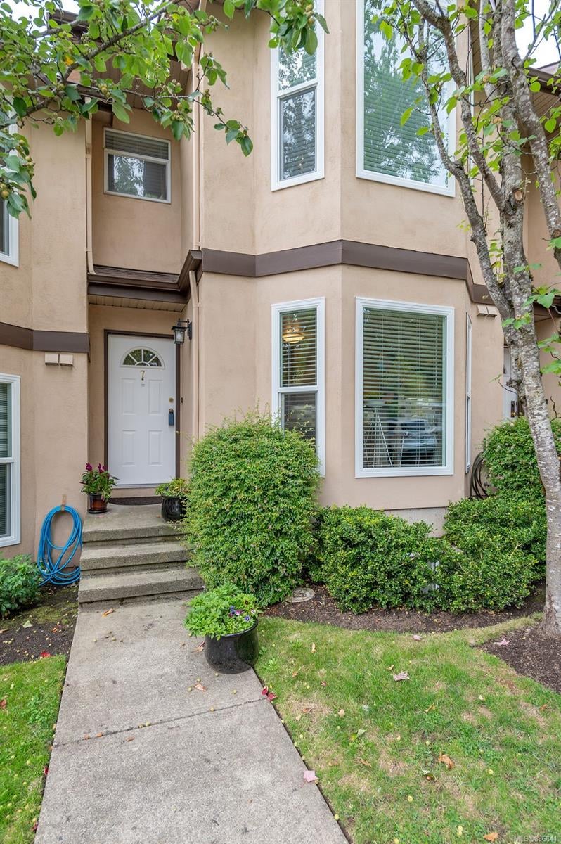 7-4540 W Saanich Rd