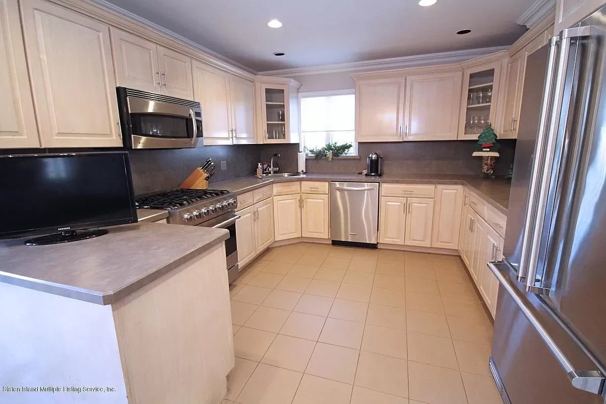 153 W Cedarview Ave