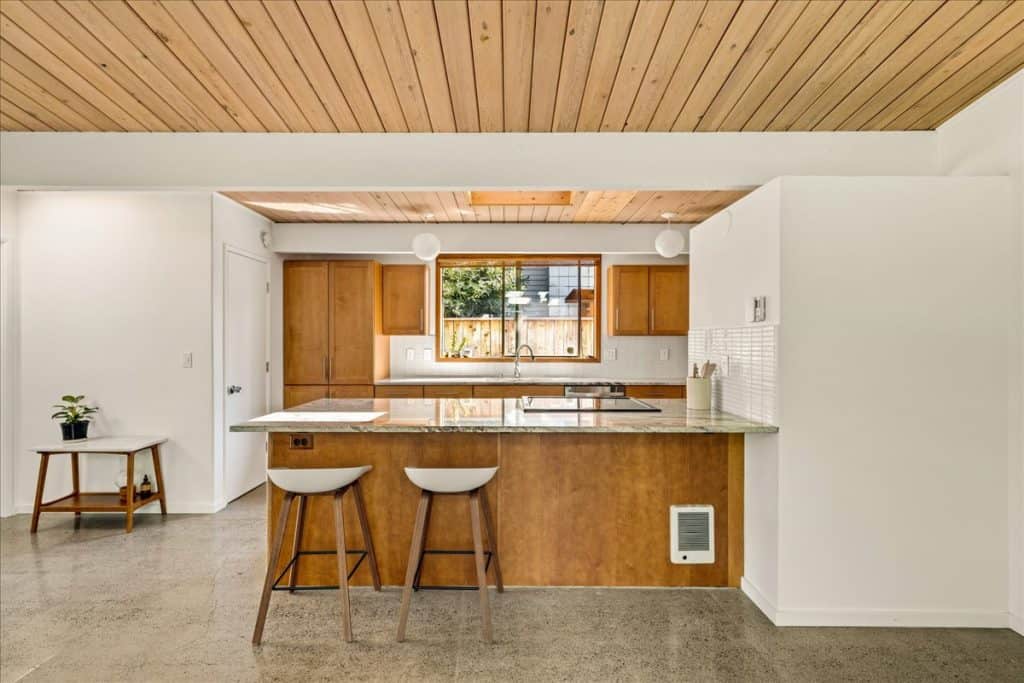 JUST LISTED – BEAUTIFUL HIGHLAND RUMMER HOME