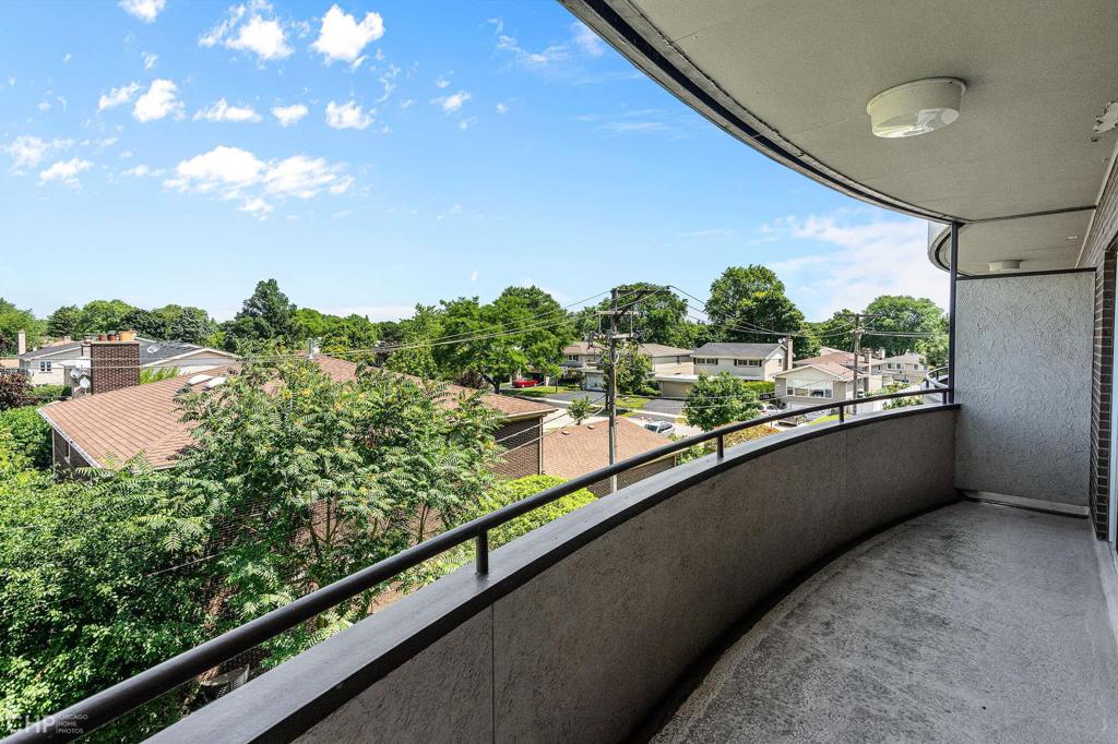 Lincolnwood Condo: 7201 N. Lincoln #310