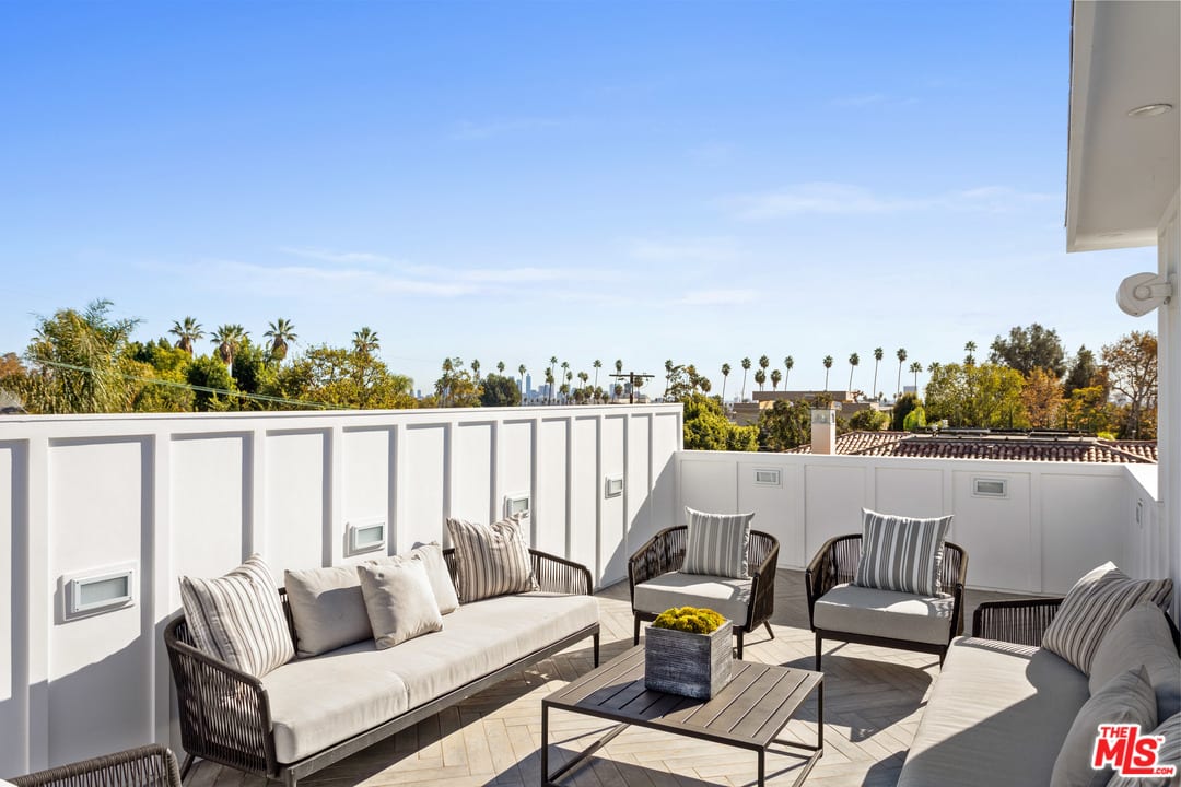 An inviting, newly built compound in Los Feliz