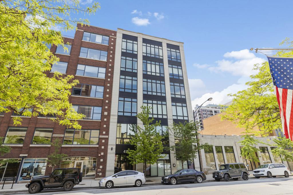 4 Bedroom with Rooftop Located in the Heart of River North