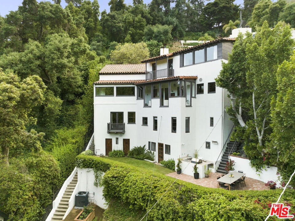 Romantic Beachwood Canyon Spanish