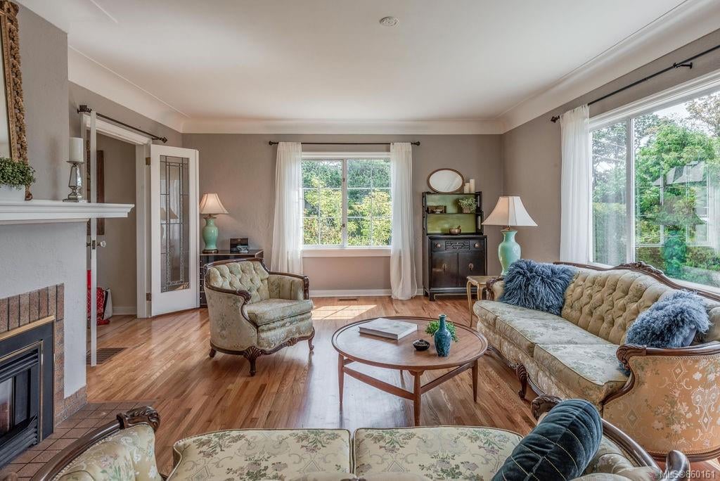 3084 Cadboro Bay Rd