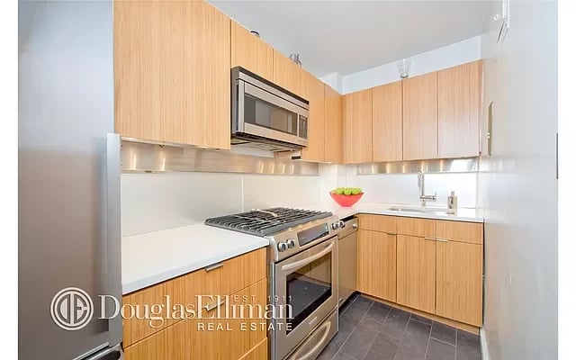 430 West 34th Street Unit: 10D