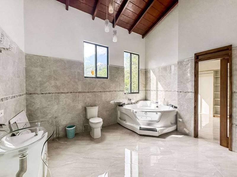 347 Mount Healthy 4 Bedroom Apartment