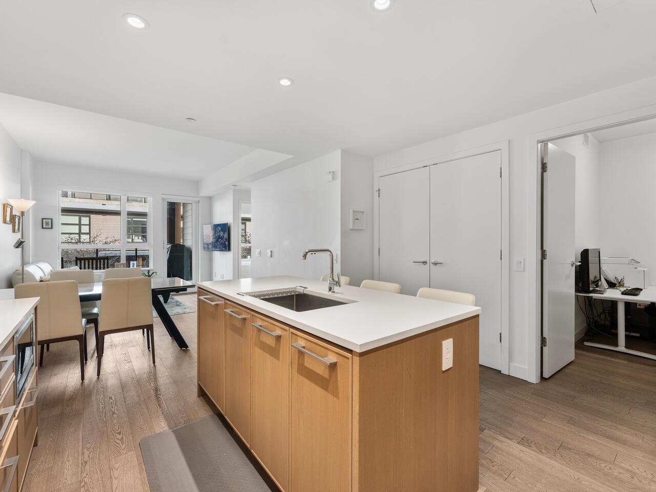 302-3220 Connaught Cres