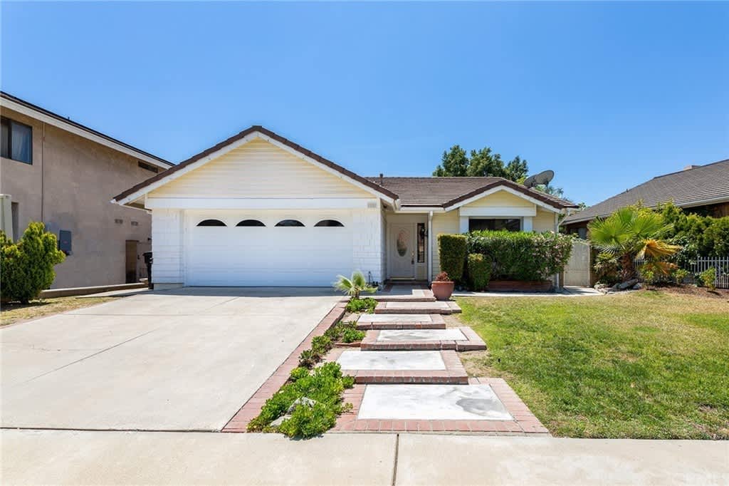 12 Skyline Ln
