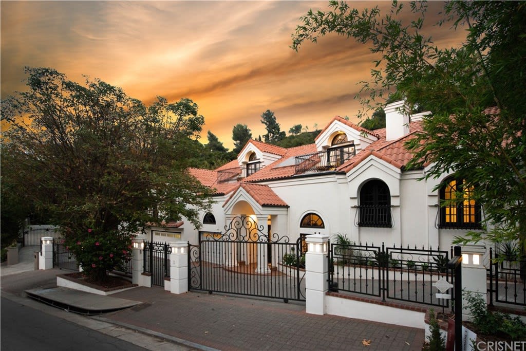 3718 Hayvenhurst Ave