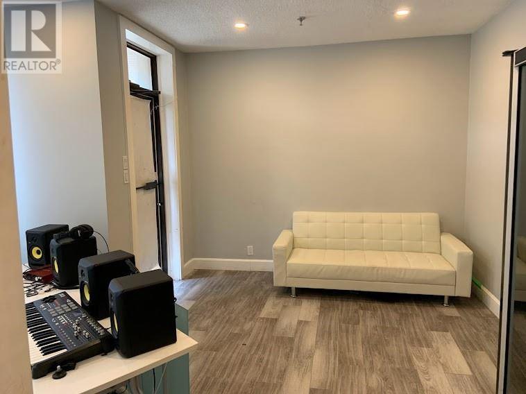 25 Saunders Rd, Unit 3