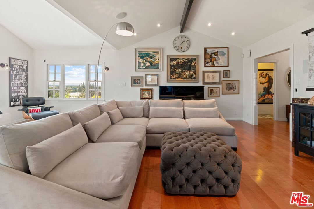 3983 Sunswept Dr