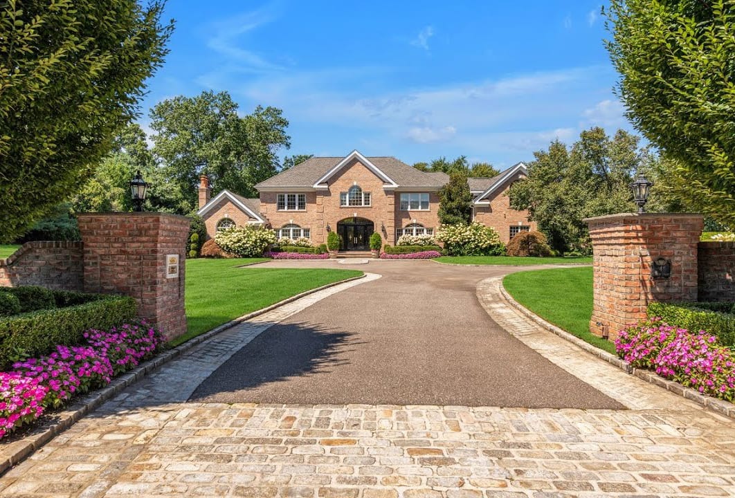 Luxurious Living on Long Island's Gold Coast. Private Estate Home on Clover Ct, Muttontown