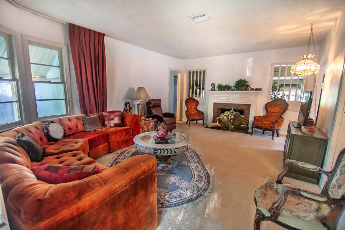 5860 Irvine Ave Valley Village, CA