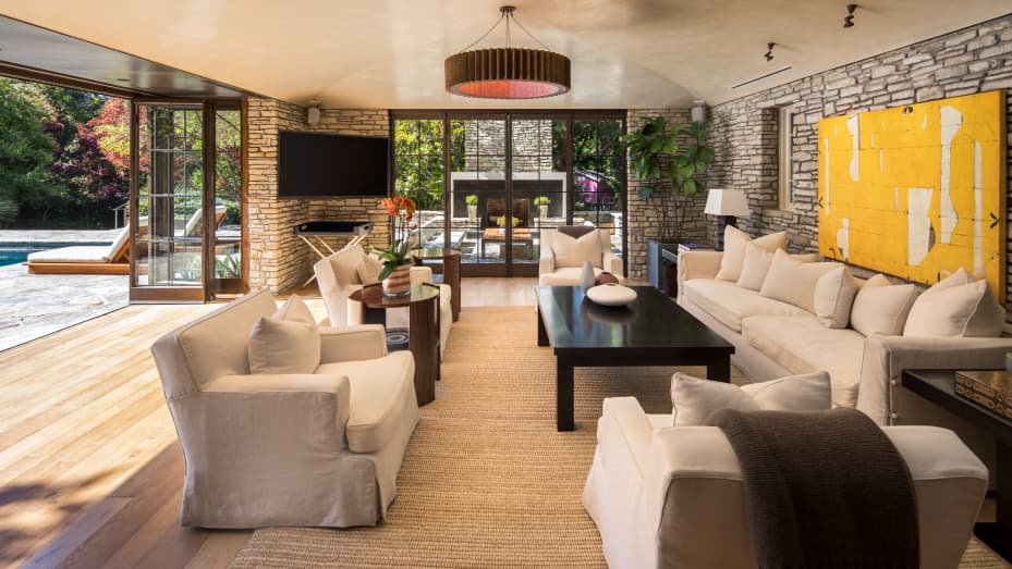 CNBC: Inside Brad Pitt and Jennifer Aniston's former Beverly Hills home