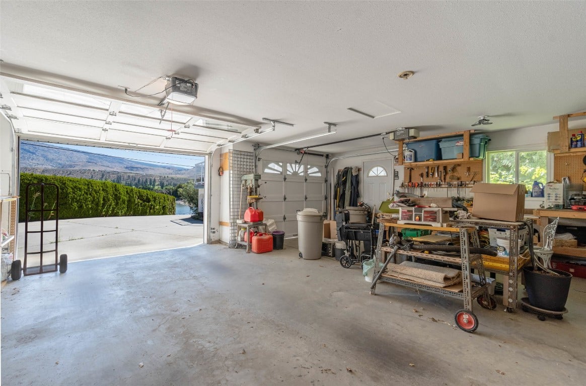6752 Lakeside Dr