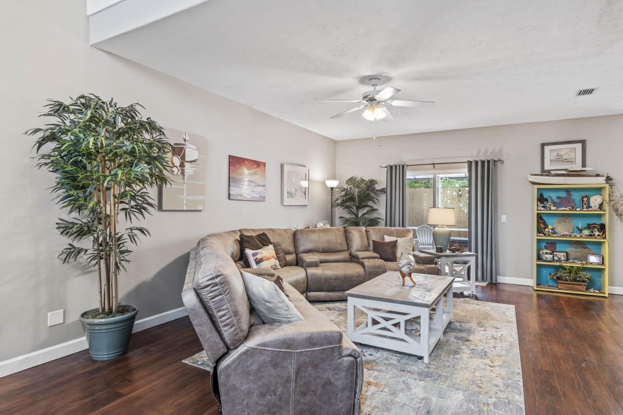 6216 N LAGOON Drive