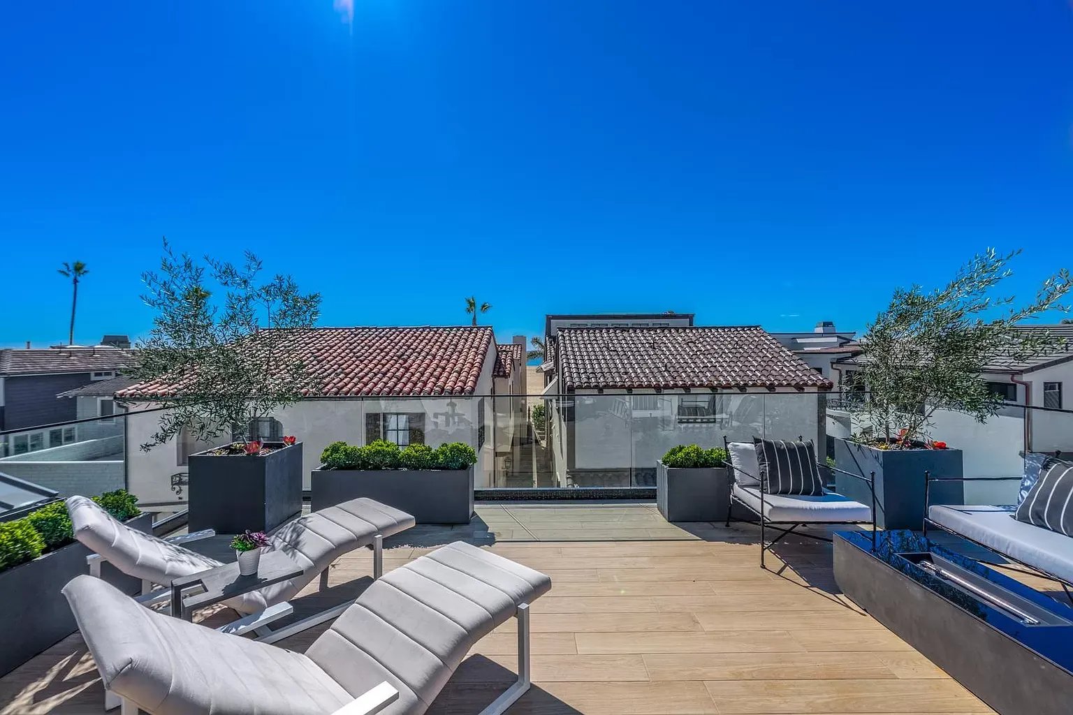 1025 W Balboa Blvd