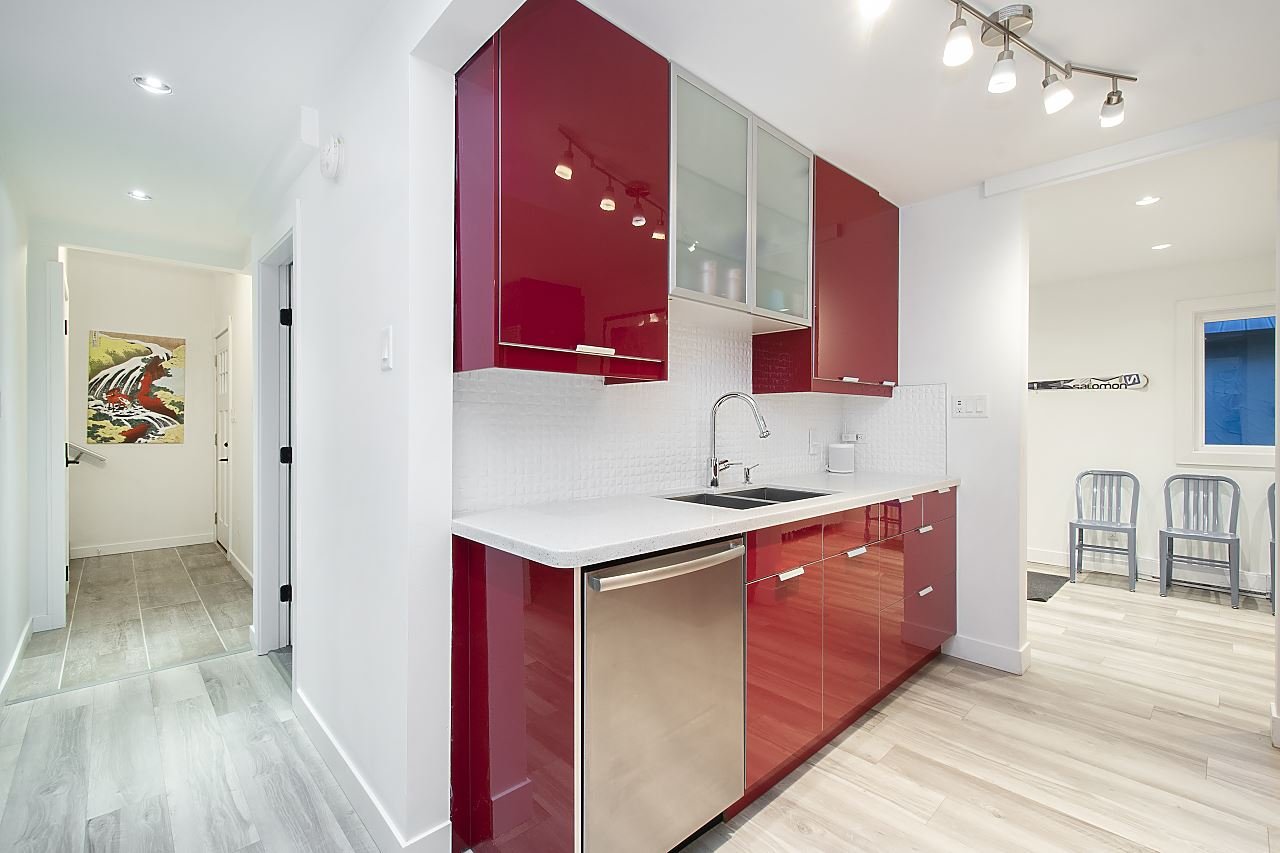 1140 W 17 St