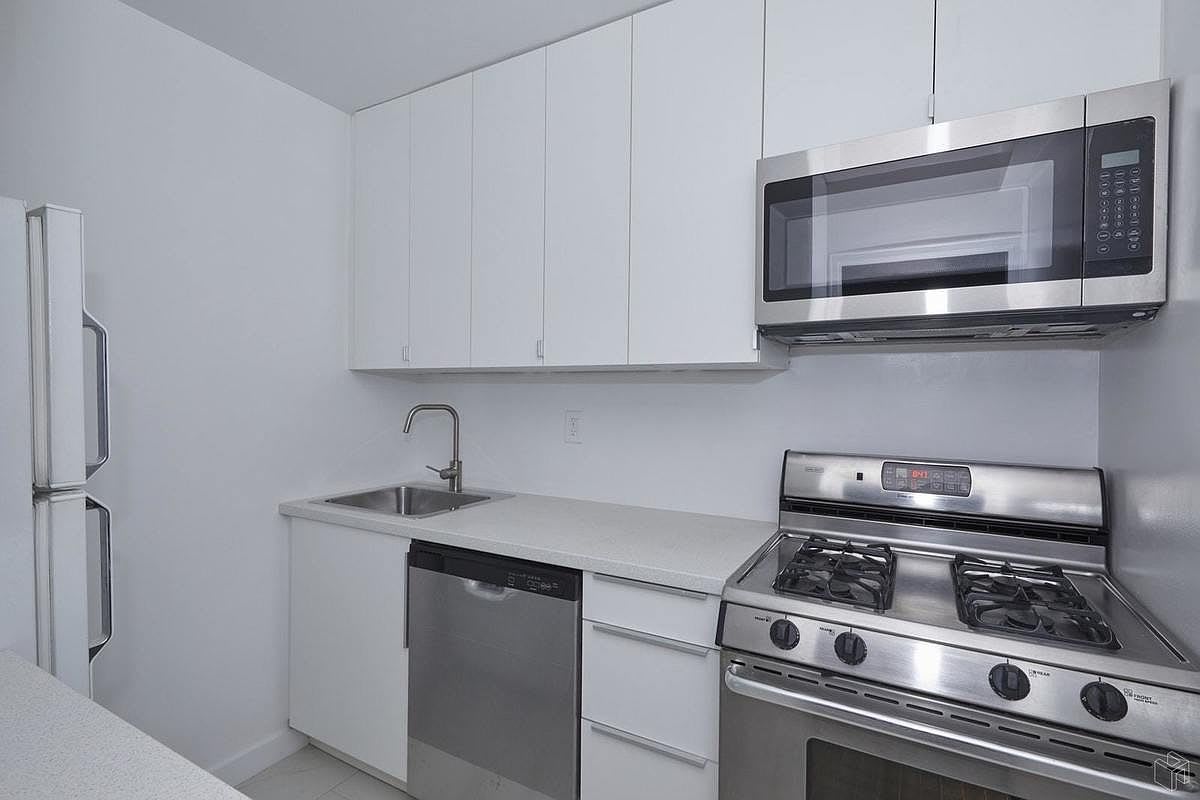211 E 53rd St, #8C