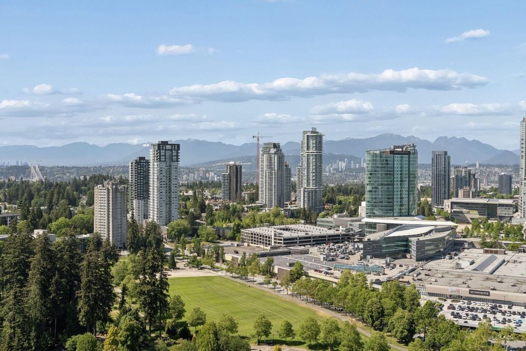13573 98a Avenue 2305, Surrey