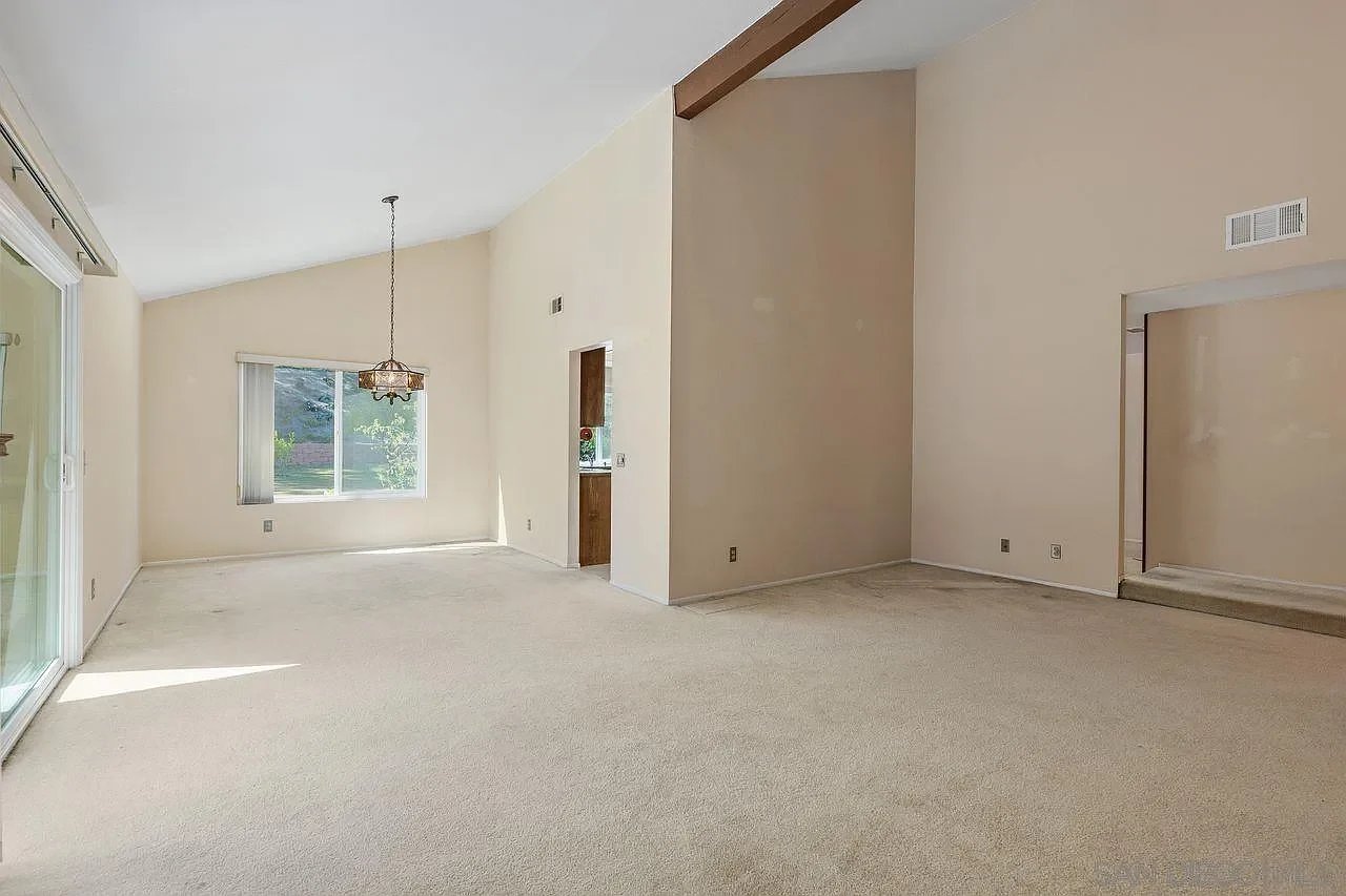 1021 Silver Stallion Dr Vista  