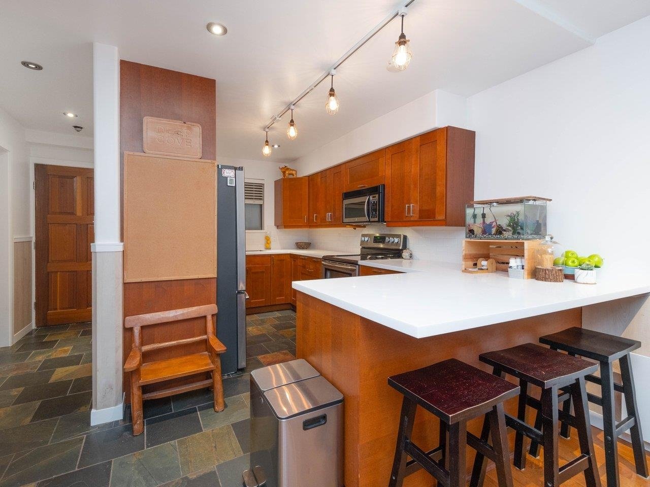 9-2151 Banbury Rd