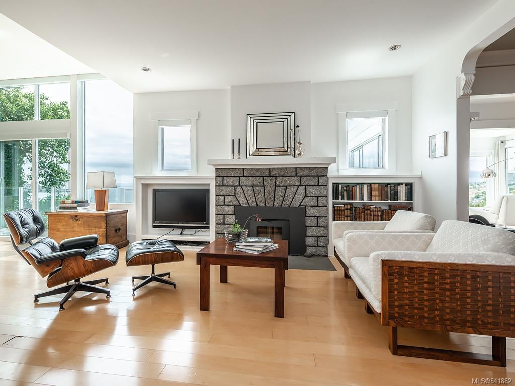 207 Beach Dr