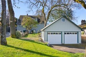 1051 Leslie Dr