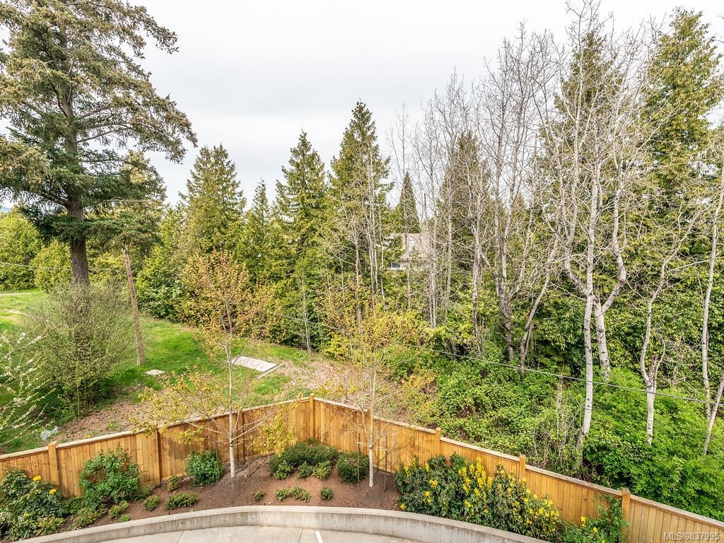 302-7111 W Saanich Rd