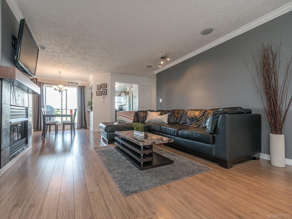206-649 Bay St