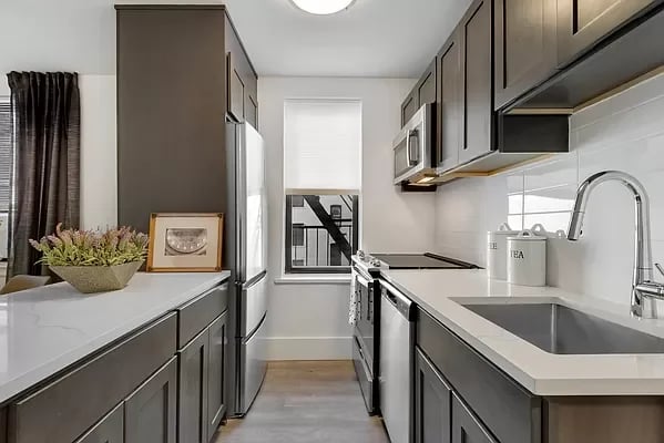 2420 Morris Avenue Unit: 5I