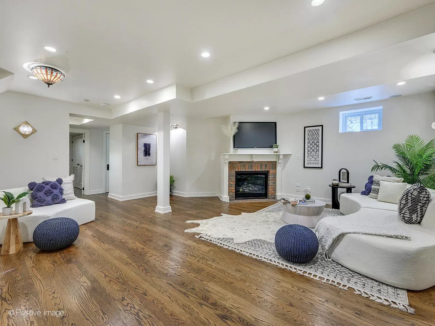 2147 W Caton