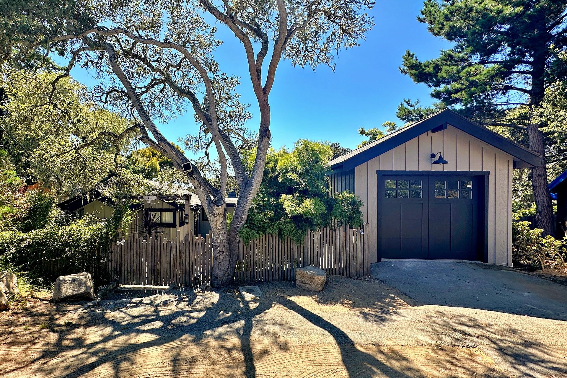 Grey Goose - Charming Downtown Carmel Cottage