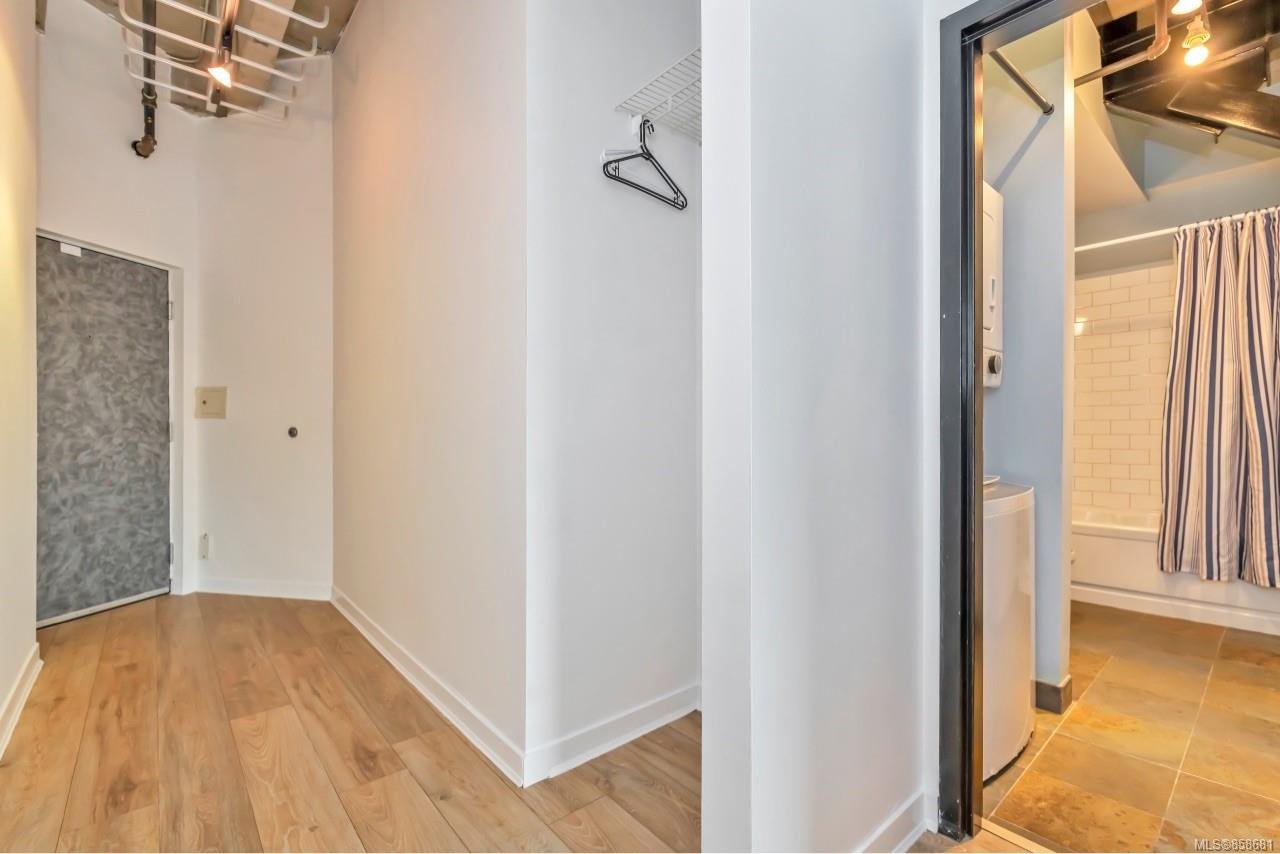 209-1061 Fort St