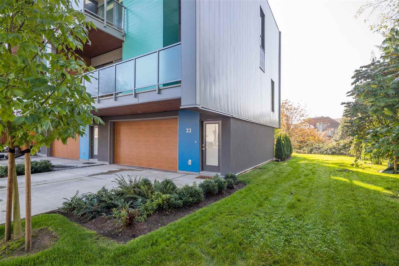 3595 Salal Dr
