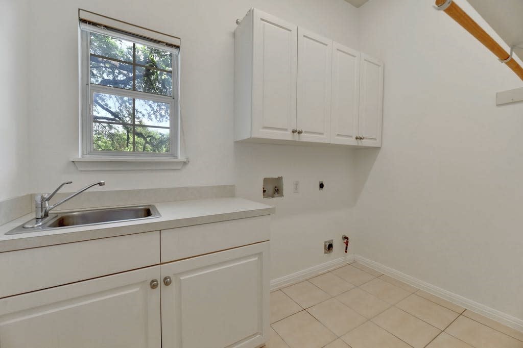 1107 Bowie Rd