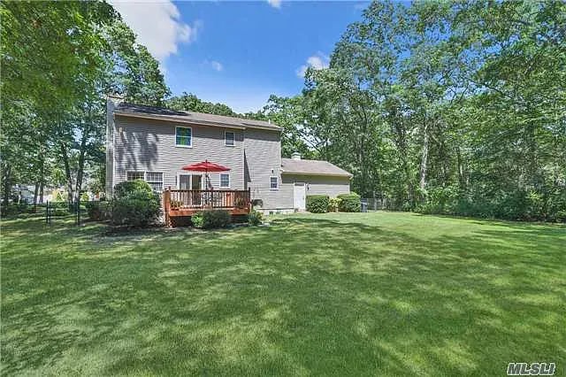 41 E Pond Ln