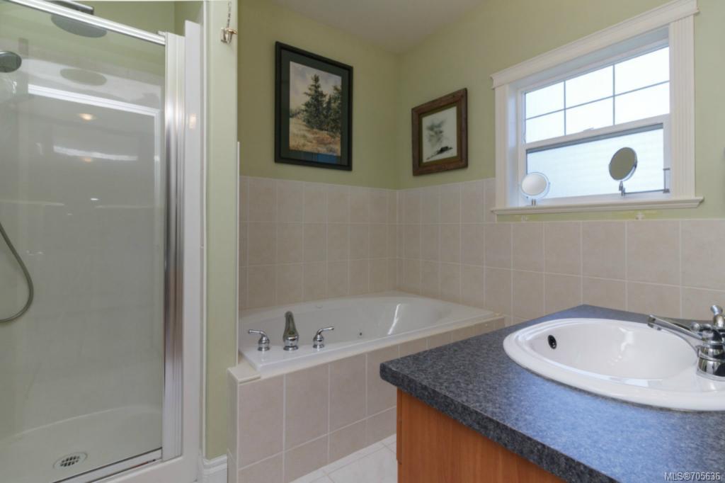 744 Claremont Ave, Saanich