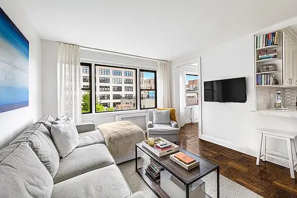50 King Street Unit: 8D