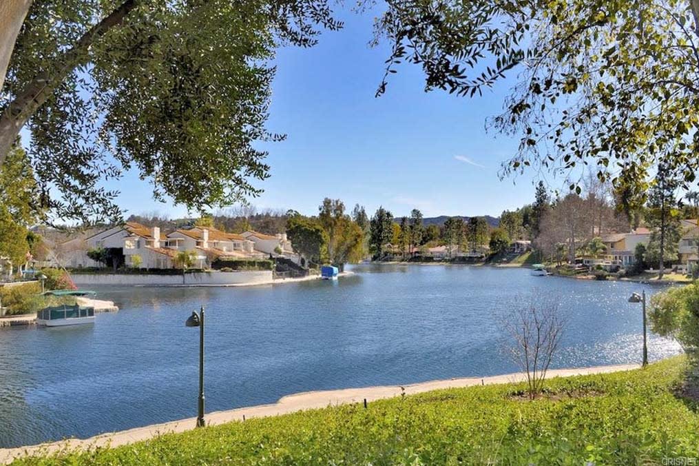 23401 Park Sorrento 8, Calabasas, CA