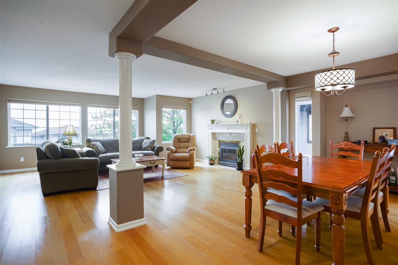 2975 Pinetree Close