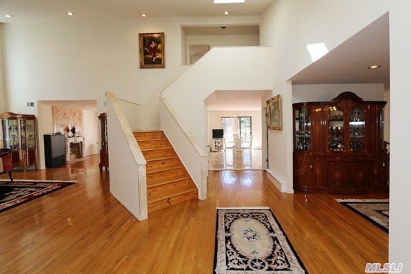 240 Willis Ave, Syosset
