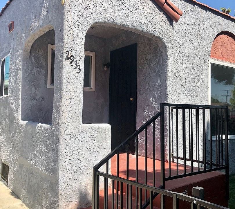 2933 S Sycamore Avenue