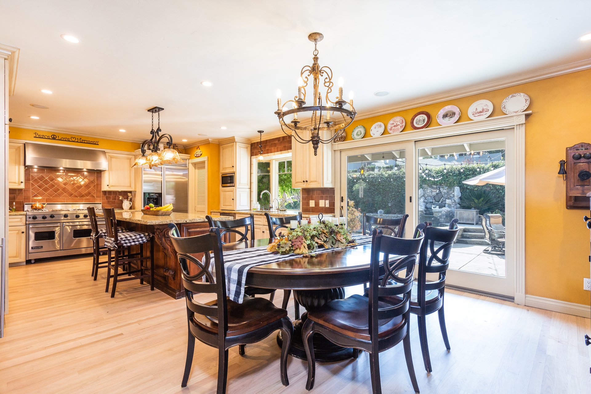 23728 Tiara St, Woodland Hills