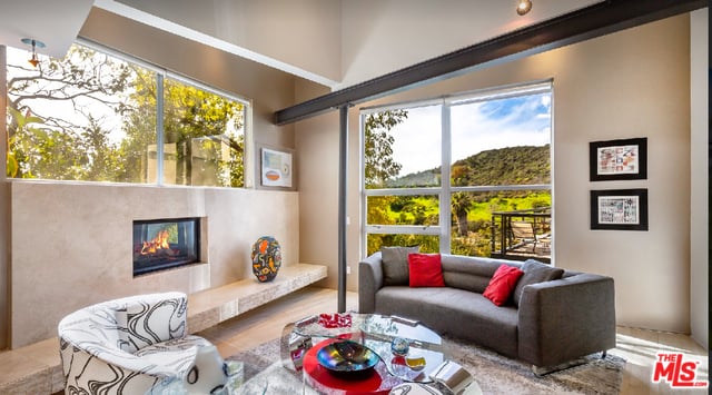 7548 Mulholland Dr