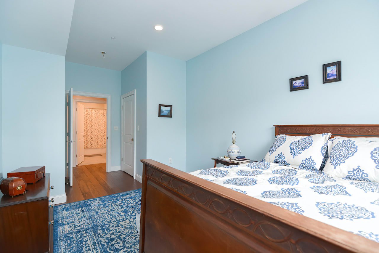 South Boston - Sunny 1 bed 1 bath w. Garage Parking & Central AC! July 15 or August 1!