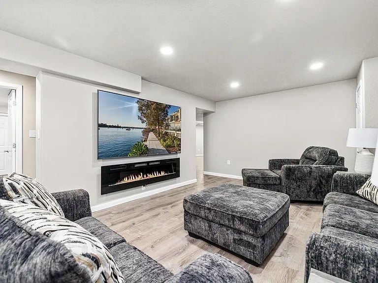 3938  Augusta Ln